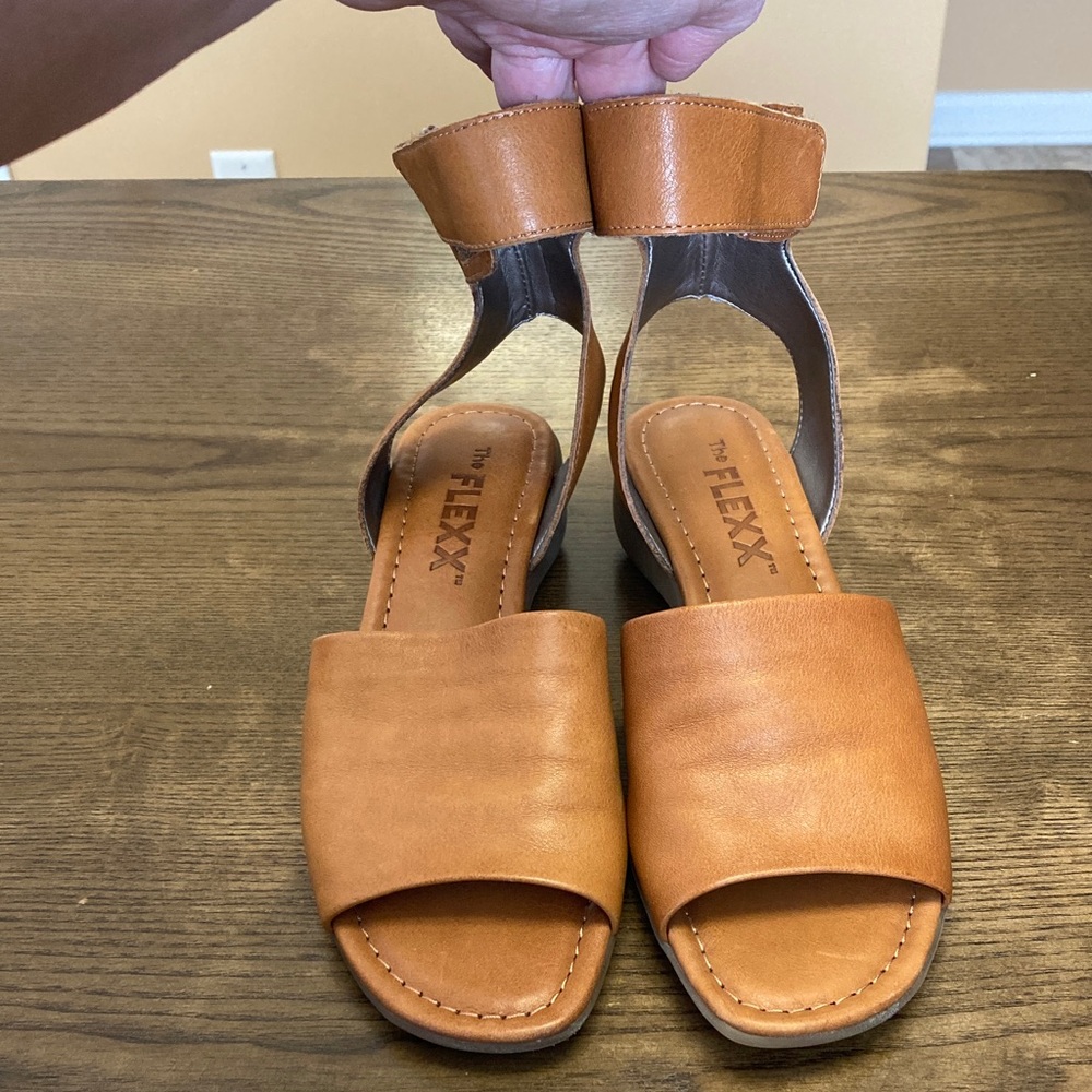 THE FLEXX Tan/Cognac Leather Ankle-Strap Wedge Sandals - Picture 5 of 9